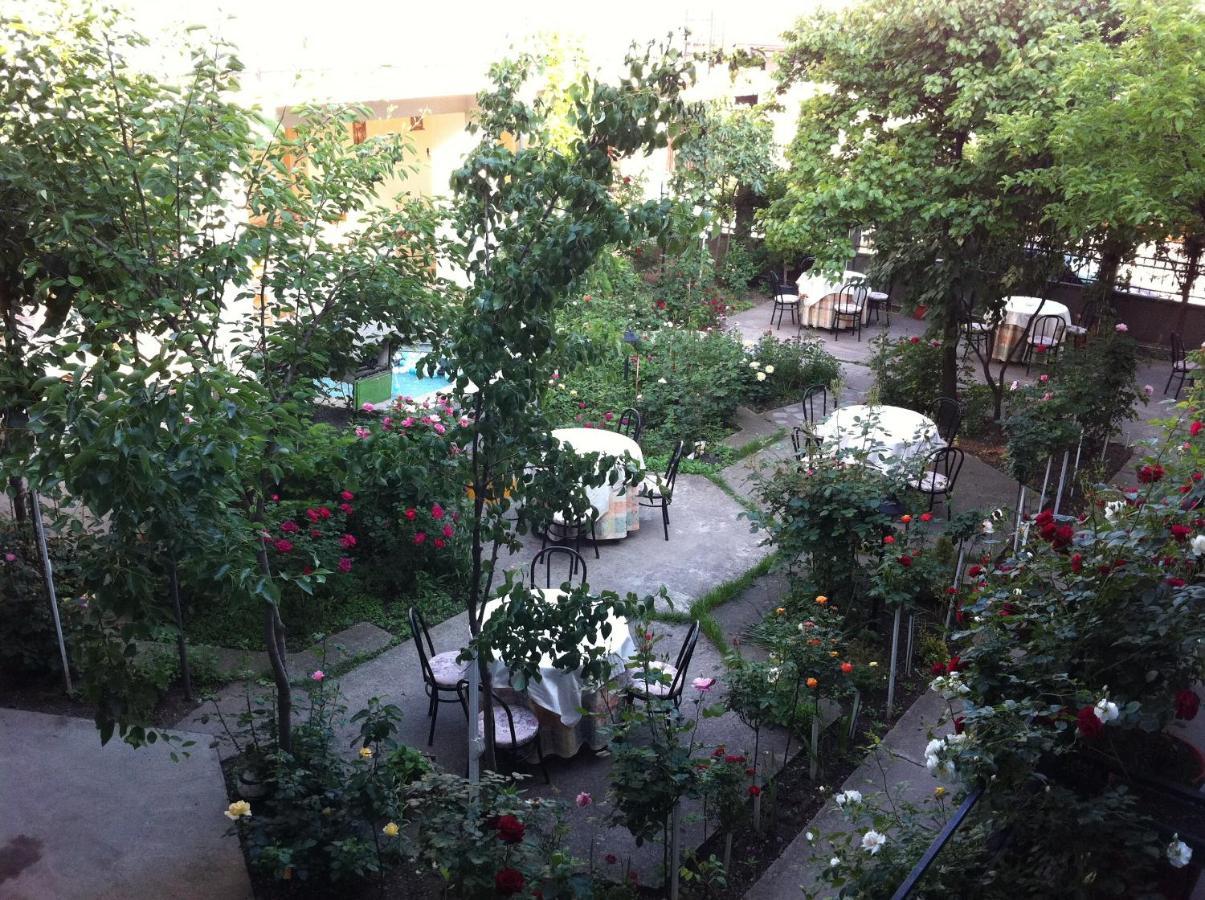 Hostel Tropicalドロベタ＝トゥルヌ・セヴェリン エクステリア 写真