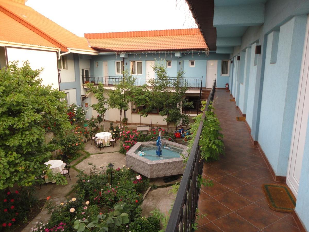 Hostel Tropicalドロベタ＝トゥルヌ・セヴェリン エクステリア 写真